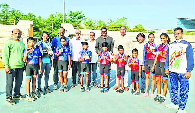 రాష్ట్రస్థాయి స్కేటింగ్‌ పోటీల్లో జిల్లాకు పతకాలు