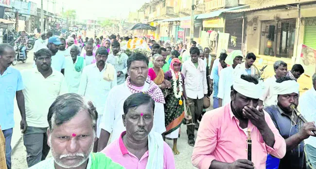 భర్తకు తలకొరివి పెట్టిన భార్య