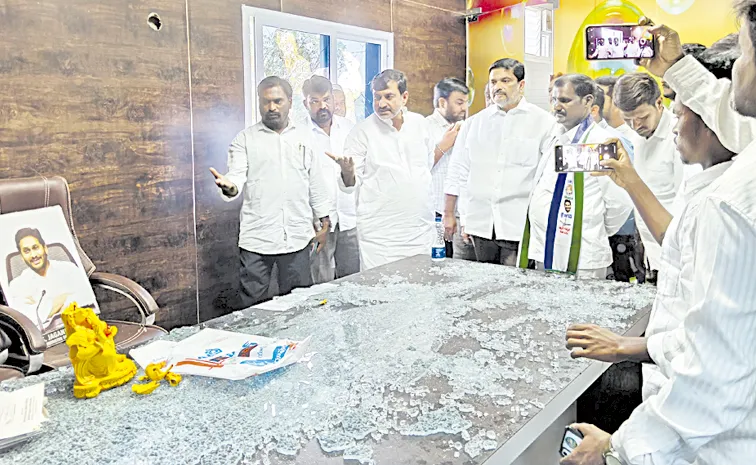 హిందూపురంలో పోలీసుల ఓవరాక్షన్‌