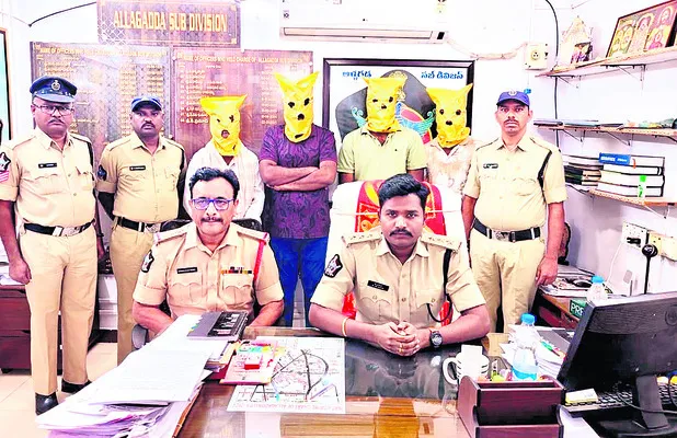 మోసగాళ్లు దొరికారు