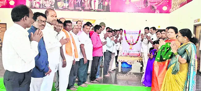 సామాజికంగా ఎదగాలి 