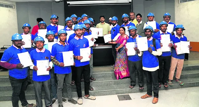 ఇందిరమ్మ ఇళ్ల నిర్మాణంతో ఉపాధి