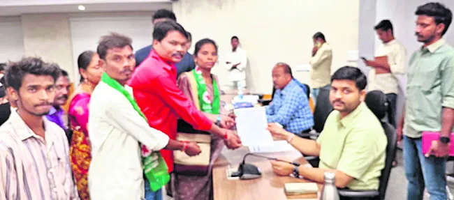 గిరిజనులతోనే బ్యాక్‌లాగ్‌ పోస్టులు భర్తీ చేయాలి
