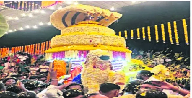 ఘనంగా హులిగమ్మ దేవి పుష్ప రథోత్సవం 