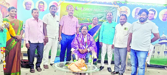 రచయితకు సన్మానం 