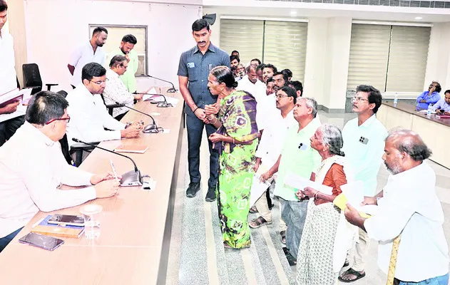 ఫిర్యాదులను సత్వరం పరిష్కరించాలి 