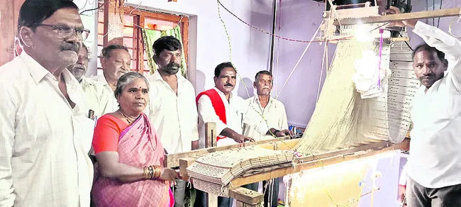 చేనేత కార్మికులను విస్మరించడం తగదు 