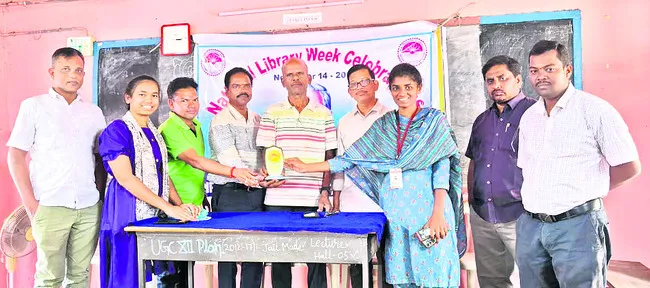 ప్రతీ విద్యార్థి పుస్తక పఠనం అలవర్చుకోవాలి 
