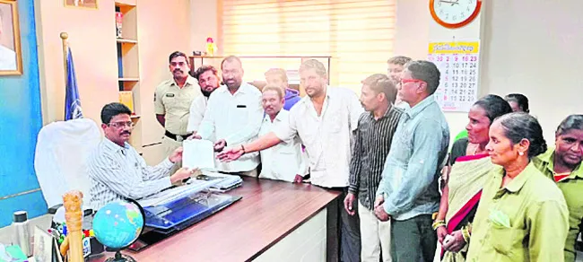 వారసత్వ ఉద్యోగాలు కల్పించాలి 
