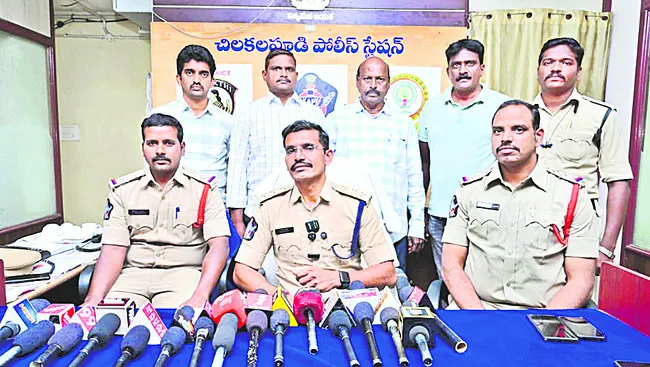 జైల్లో స్నేహం.. బంగారమే లక్ష్యం 