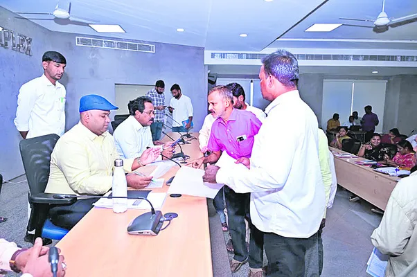 అర్జీలు త్వరగా పరిష్కరించాలి 