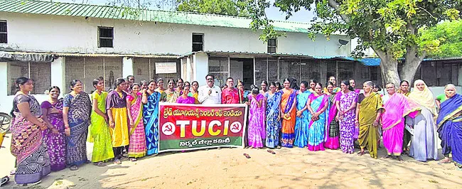 బీడీలకు సరిపడా తునికాకు ఇవ్వాలి