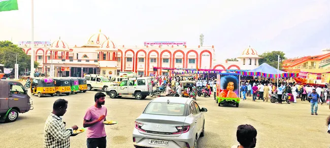 పుట్టపర్తికి పెరిగిన భక్తుల రద్దీ