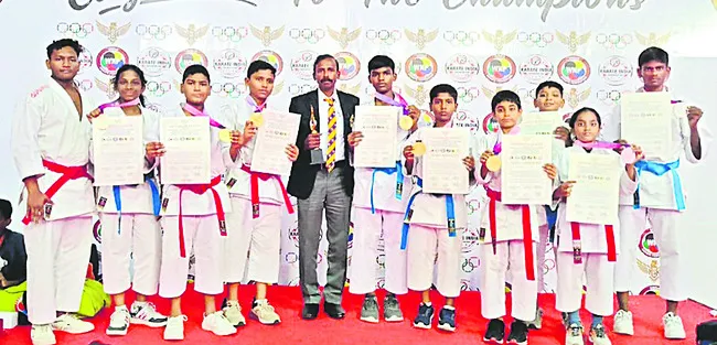కరాటేలో సత్తెనపల్లి విద్యార్థుల ప్రతిభ 