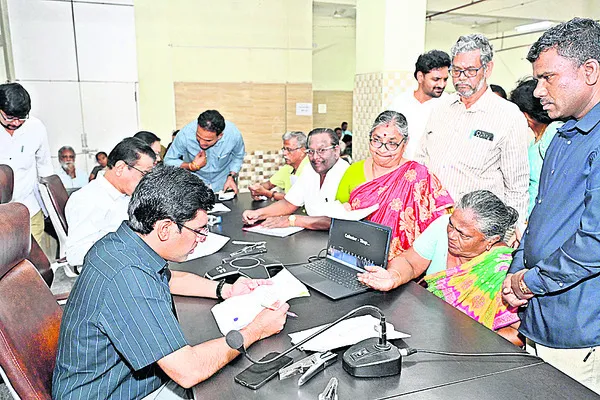 అర్జీదారుల అసంతృప్తి 