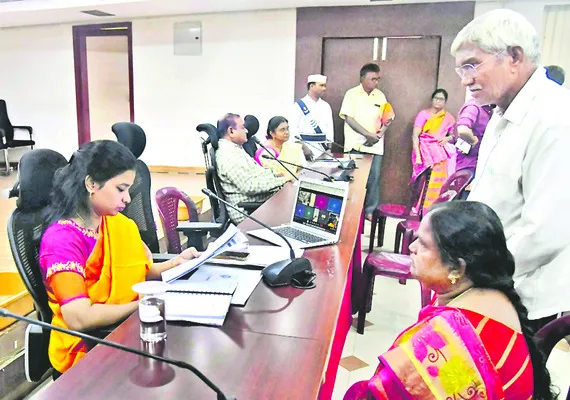 రెవెన్యూ అర్జీలపై ప్రత్యేక దృష్టి సారించండి 