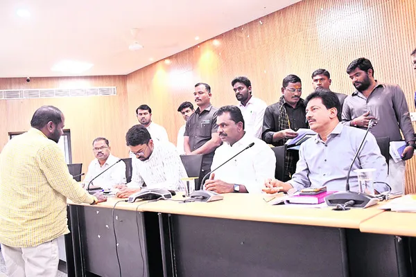 ఫిర్యాదులు సత్వరమే పరిష్కరించండి 