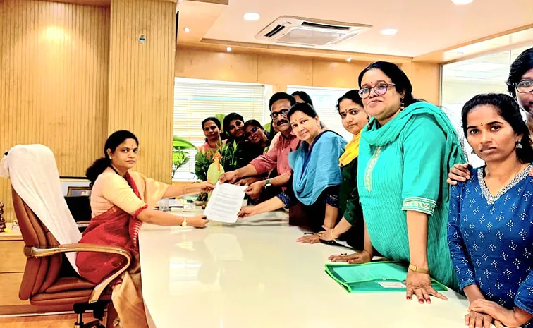 ఆన్‌లైన్‌ వేధింపులపై మహిళా కమిషన్ చైర్ పర్సన్ నేరెళ్ల శారదకు మహిళా జర్నలిస్టుల ఫిర్యాదు