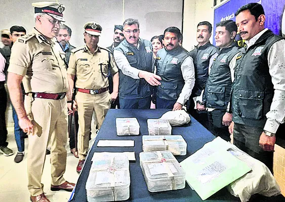 విదేశీ డ్రగ్స్‌పెడ్లర్ల అరెస్ట్‌