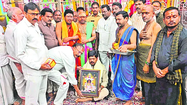 స్వామివారి సన్నిధిలో ప్రముఖులు 