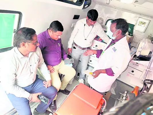 అంబులెన్స్‌ల ఆకస్మిక తనిఖీ
