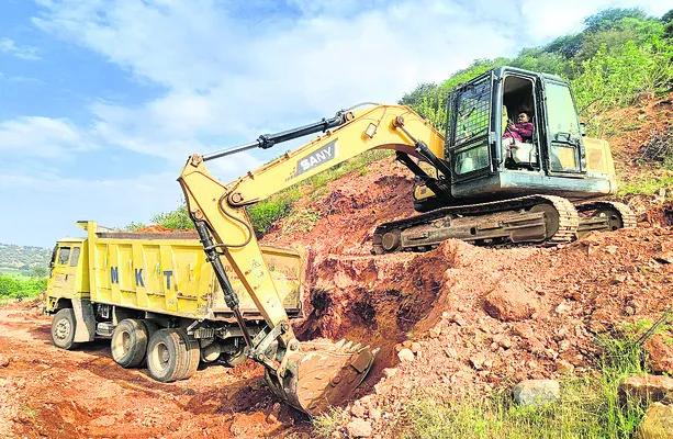 ● అనుమతులు లేకుండా గ్రావెల్‌ తవ్వకాలు ● తమ్ముళ్ల అండతో 