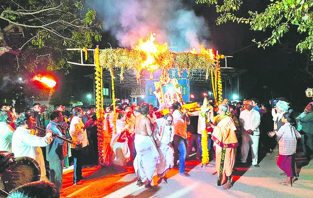 జ్వాలా తోరణం.. తరించిన భక్తజనం