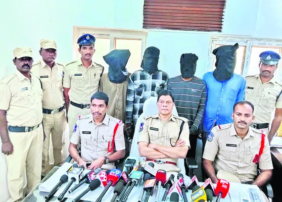 గంజాయి విక్రయిస్తున్న యువకుల అరెస్టు