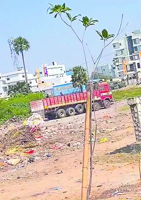 అప్పుడే డంపు.. కాసేపటికే తొలగింపు