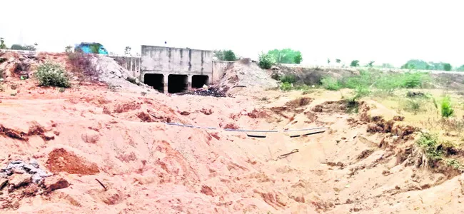 కాసులు కురిపిస్తున్న ఇసుక
