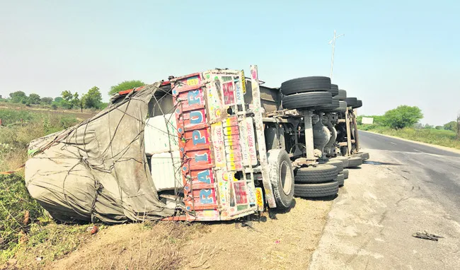 లారీ బోల్తా