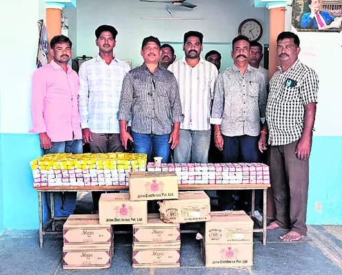 భారీగా కర్ణాటక మద్యం పట్టివేత 