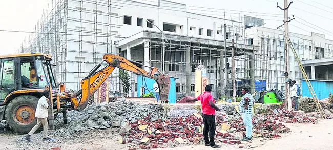 మెడికల్‌ కాలేజీ ప్రహరీ కూల్చివేత