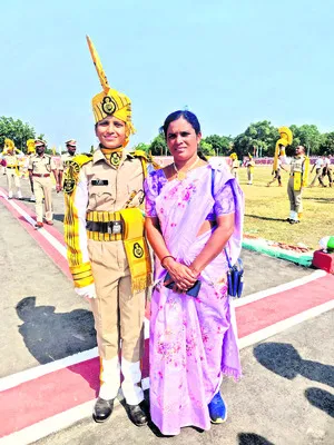 పేదింటి బిడ్డ..  సీఐఎస్‌ఎఫ్‌ ఉద్యోగం
