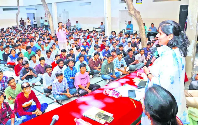 యువత చెడు వ్యసనాలకు బానిస కావద్దు