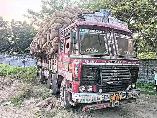 వారం రోజులుగా మిల్లు బయటే..