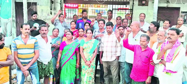 మద్యం షాపు ఎదుట ధర్నా 