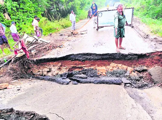 డేగపూడి వద్ద కూలిన కల్వర్టు 