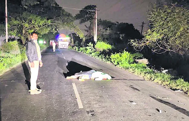 టిప్పర్‌ ఢీకొని  యువకుడి మృతి