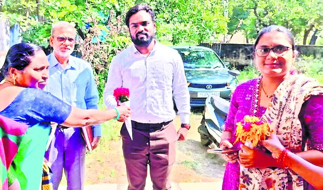 మహిళా గ్రూపుల పనితీరుపై పరిశీలన