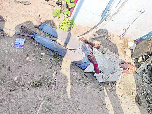 కూర్చున్న చోటే కింద పడి వ్యక్తి మృతి 