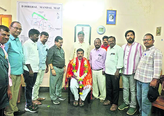 డీ హీరేహాళ్‌  ఎంపీడీఓ ‘పచ్చ’ భక్తి 