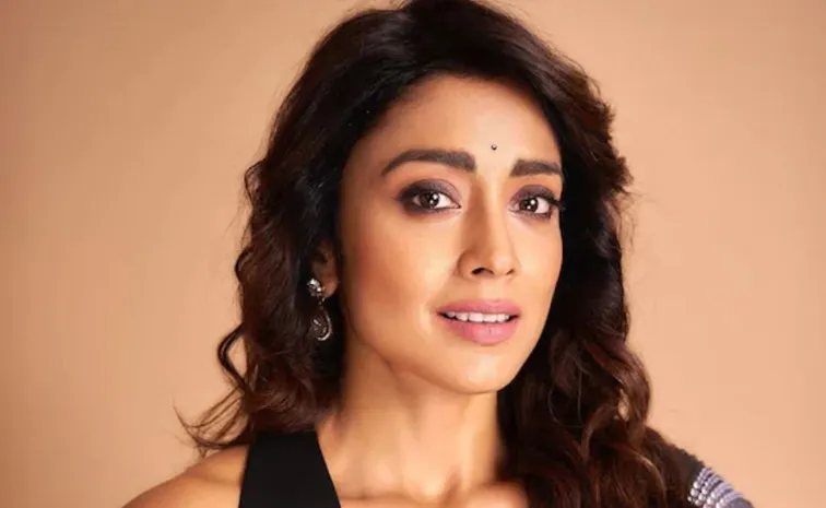 Shriya Saran warns Her Fake Imposter