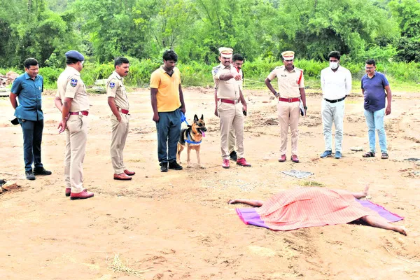 గుర్తుతెలియని మహిళ దారుణ హత్య 