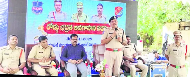 రోడ్డు భద్రత నిబంధనలు పాటించాలి 
