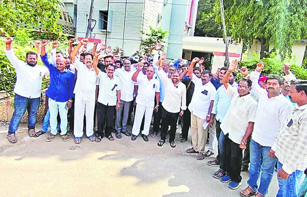 బిల్లులు చెల్లించాలని కమిషనర్‌ను నిలదీసిన కాంట్రాక్టర్ల