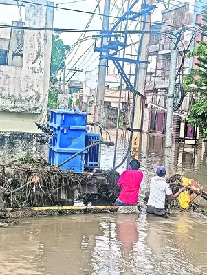 వరద పోటెత్తినా..  విద్యుత్‌ పునరుద్ధరణ