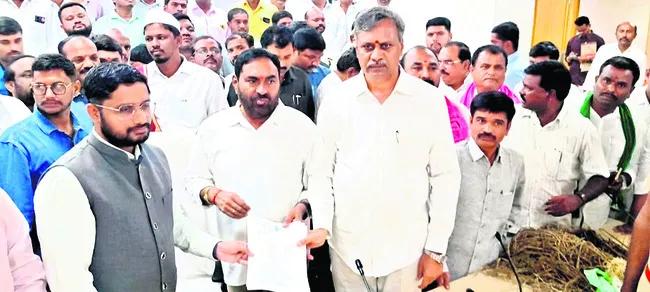 పరిహారం ఇవ్వకుంటే కలెక్టరేట్‌ను ముట్టడిస్తాం