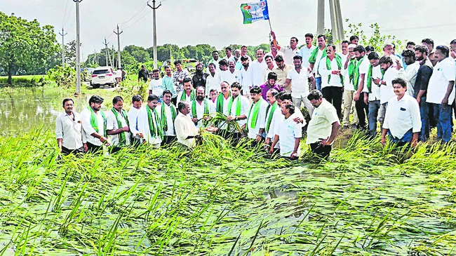 రైతుకు పరిహారం అందేవరకు పోరాడుతాం 