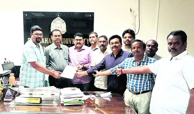 సర్కారు జాప్యం.. విద్యార్థులకు శాపం